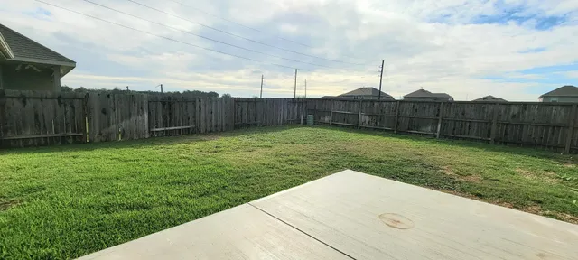 a view of a backyard