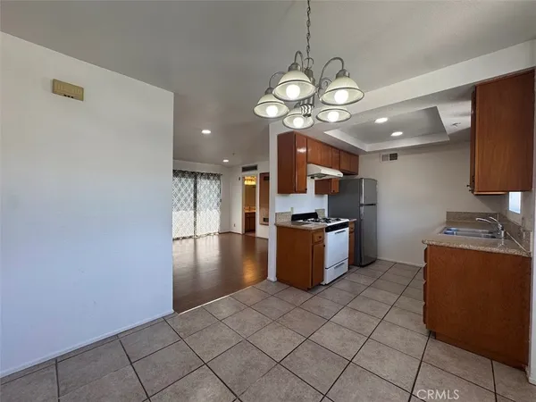 $1,880 | 77 North Holliston Avenue, Pasadena, CA 91106