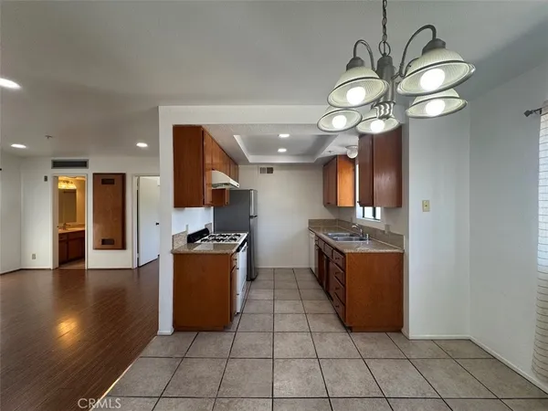 $1,880 | 77 North Holliston Avenue, Pasadena, CA 91106