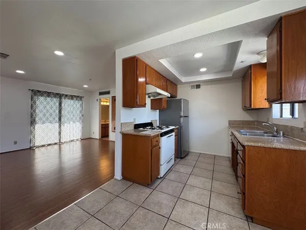 $1,880 | 77 North Holliston Avenue, Pasadena, CA 91106