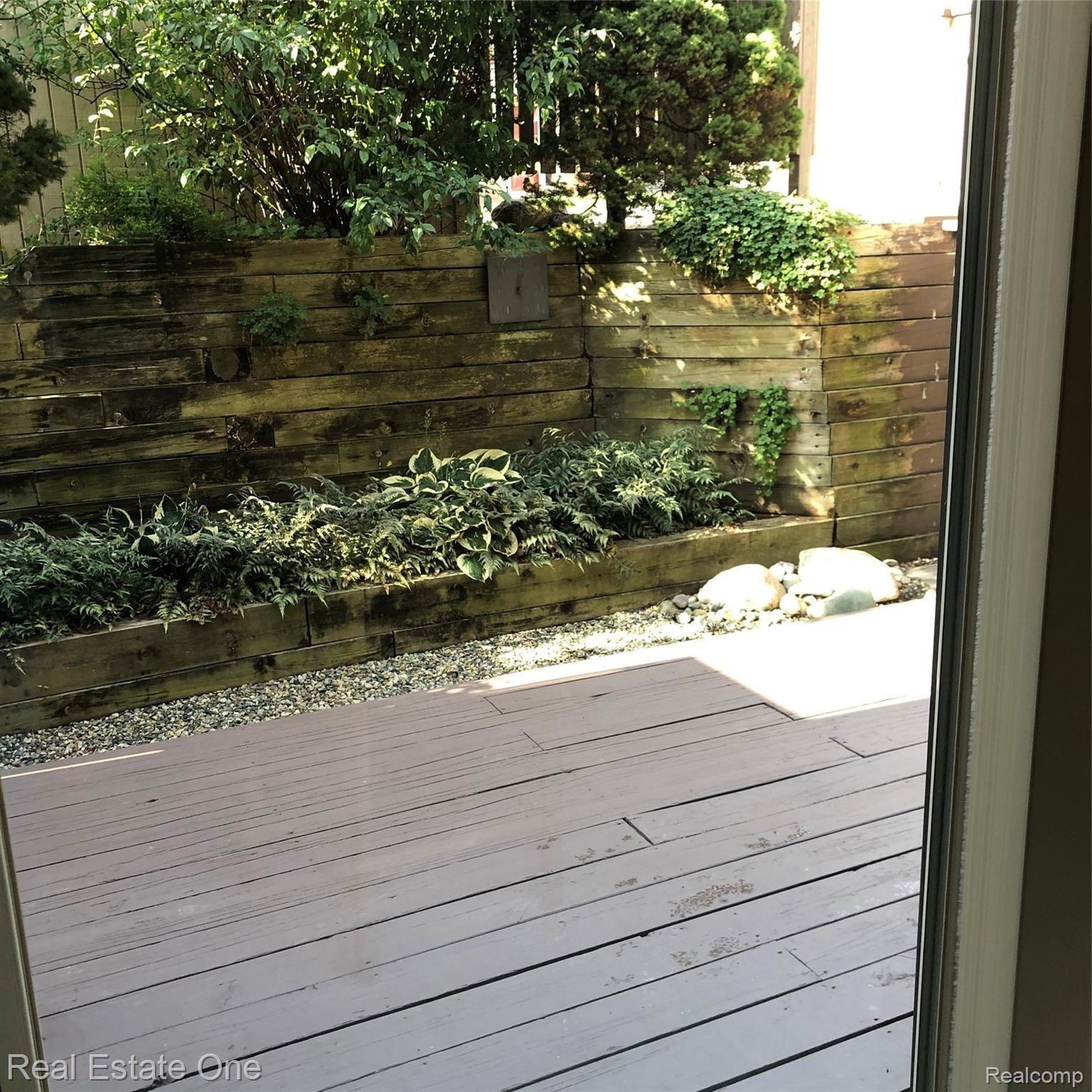 804 Oak Brook Ridge Drive Rochester, MI 48307 - Photo 6 of 24 Patio off Kitchen