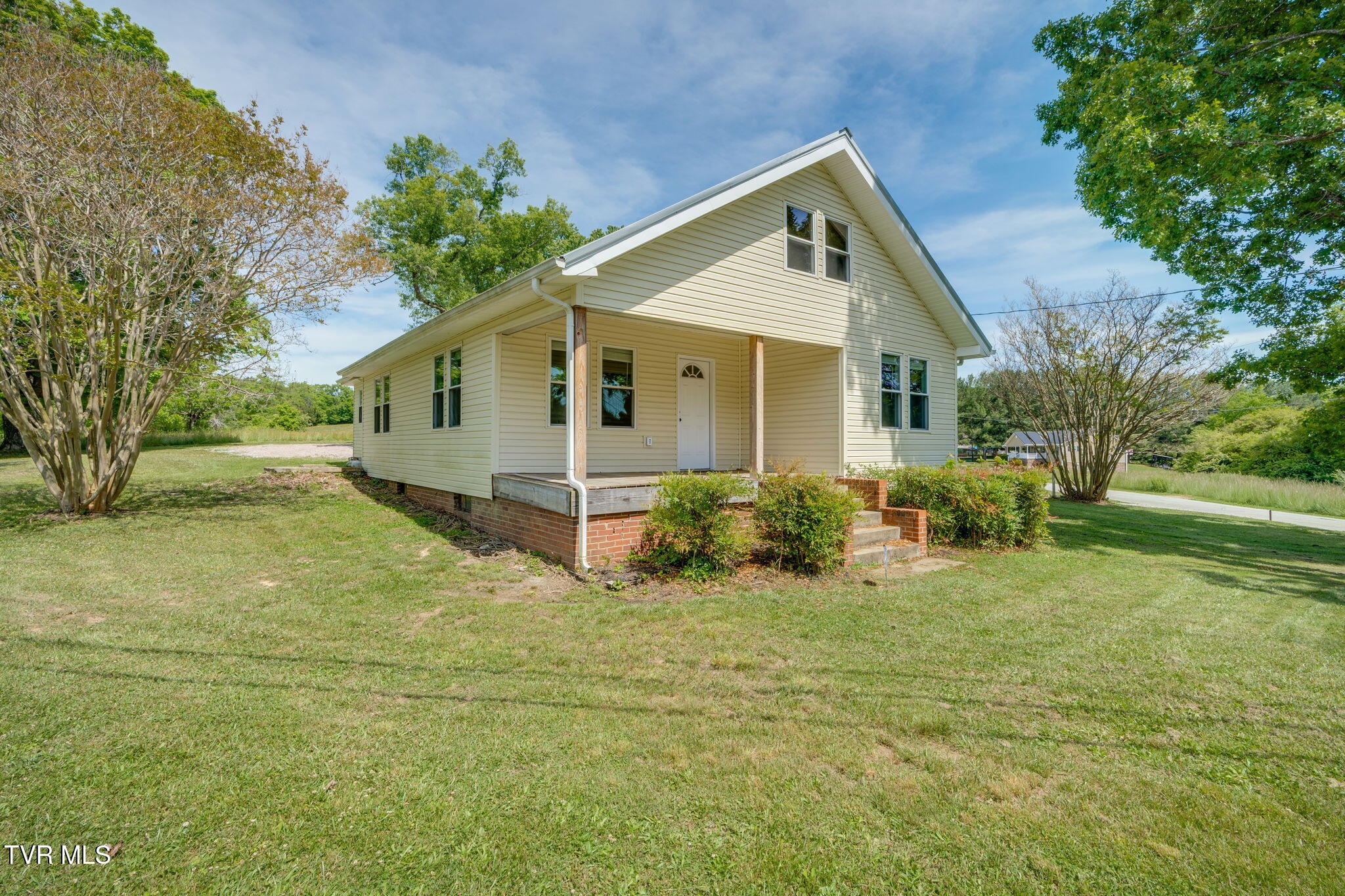 1620 Spider Stines Road Greeneville, TN 37745 - Photo 2 of 29 002