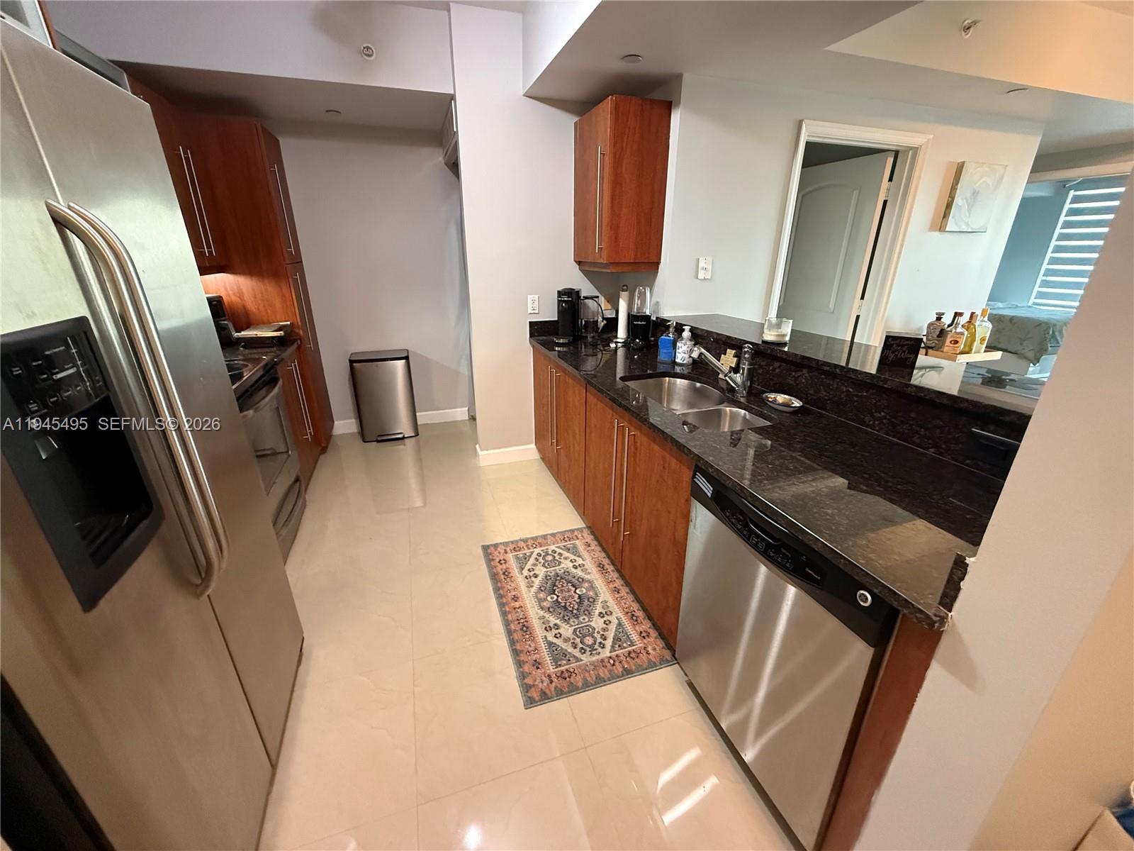 7350 Southwest 89th Street, Unit 1908S Miami, FL 33156 - Photo 13 of 28 a large bathroom with a sink a toilet a mirror and bathtub