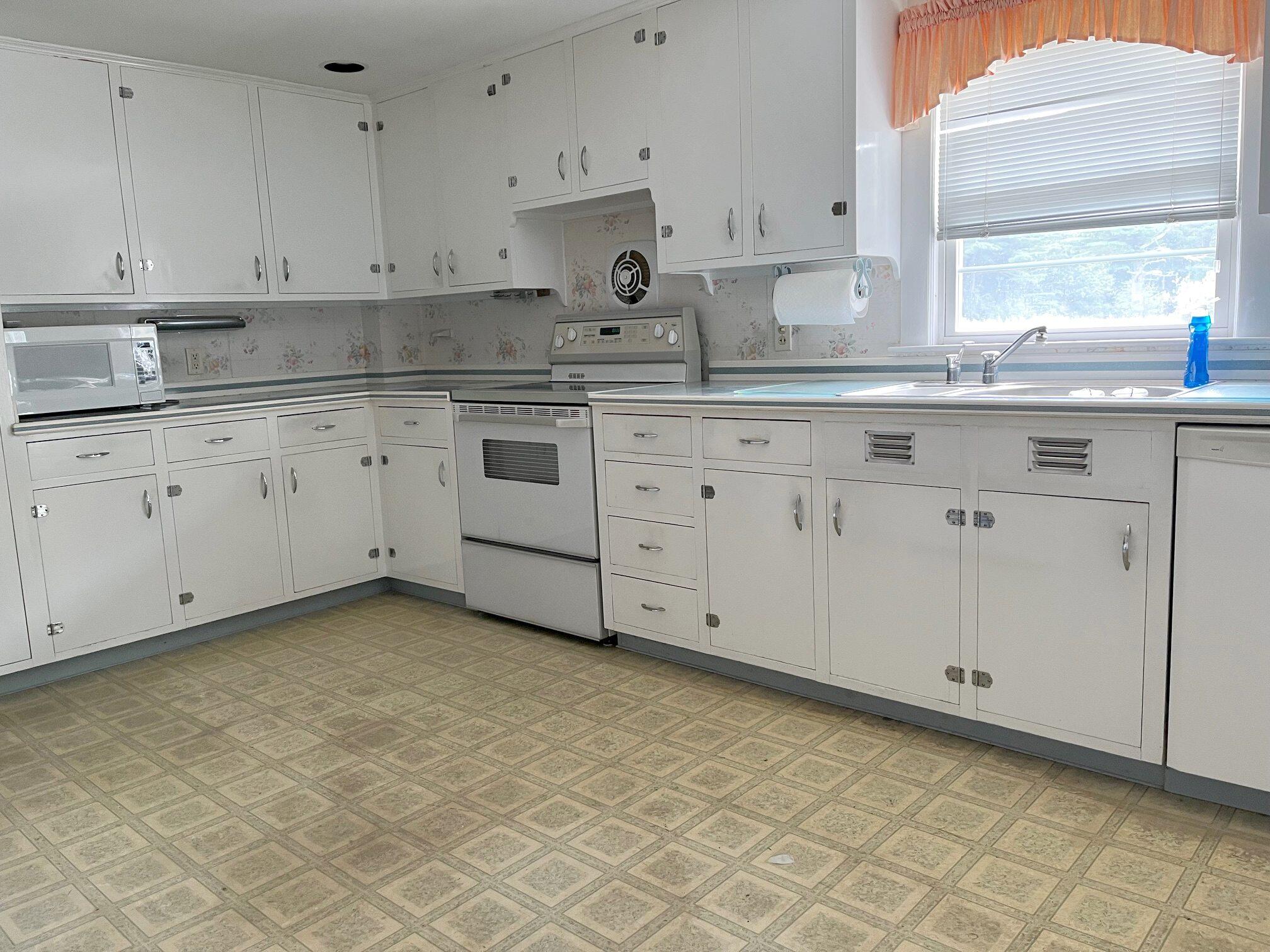 64 Picott Road Kittery, ME 03904 - Photo 8 of 20 Kitchen