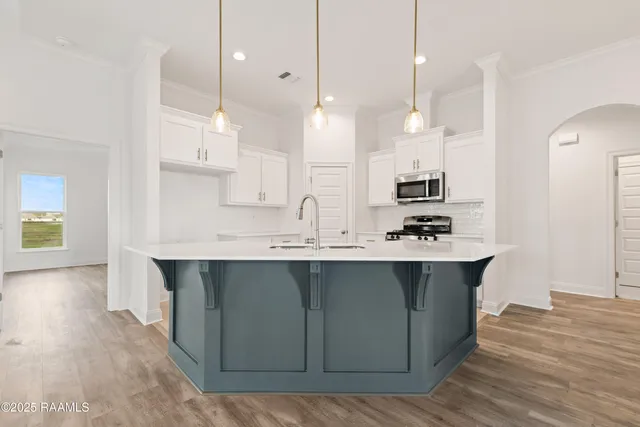 $292,500 | 208 Long Creek Lane, Scott, LA 70583