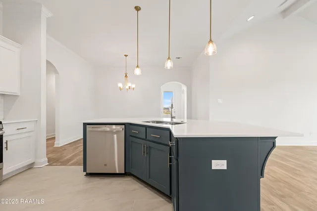 $292,500 | 208 Long Creek Lane, Scott, LA 70583