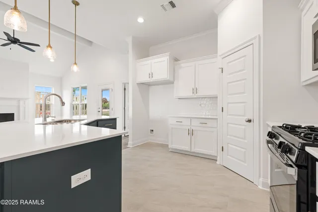 $292,500 | 208 Long Creek Lane, Scott, LA 70583