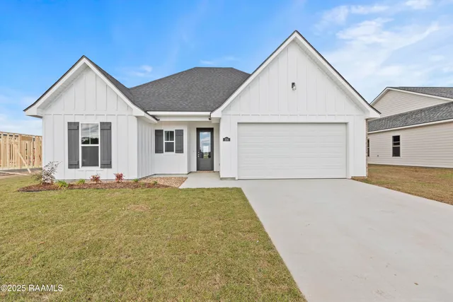 $292,500 | 208 Long Creek Lane, Scott, LA 70583