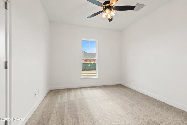 $292,500 | 208 Long Creek Lane, Scott, LA 70583