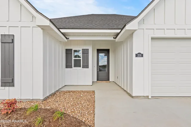 $292,500 | 208 Long Creek Lane, Scott, LA 70583