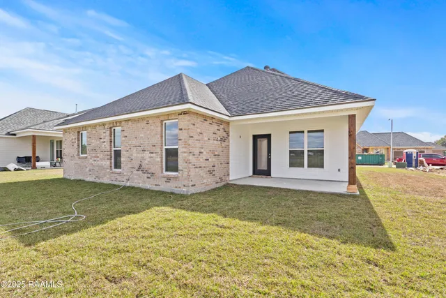 $292,500 | 208 Long Creek Lane, Scott, LA 70583