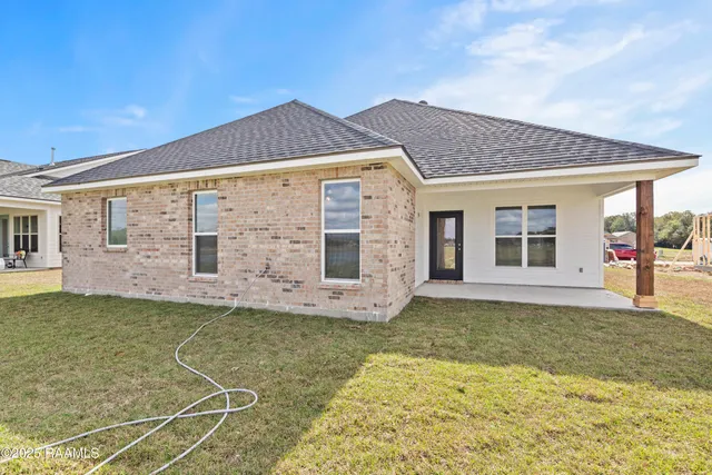 $292,500 | 208 Long Creek Lane, Scott, LA 70583