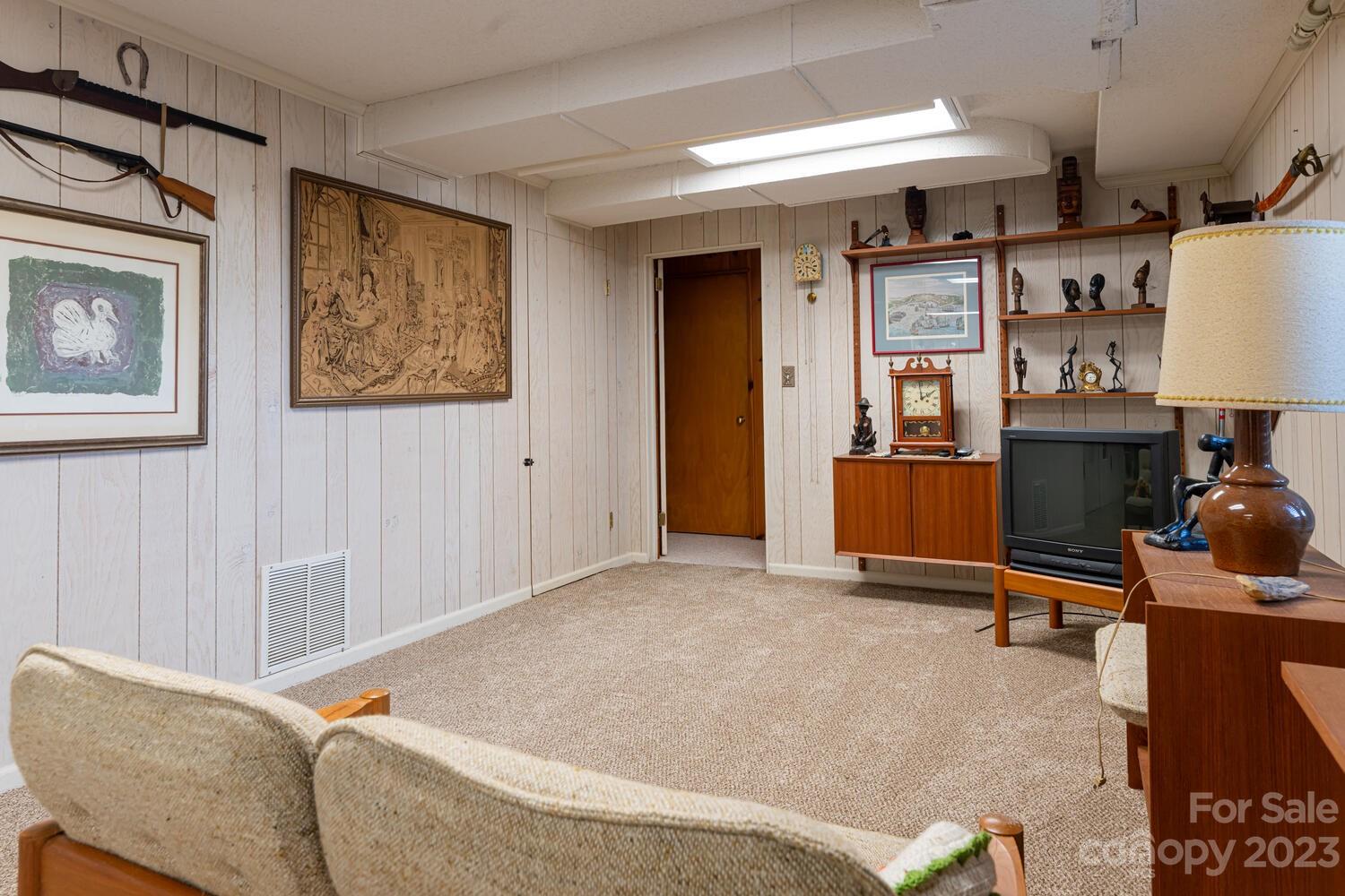 1715 Hogback Mountain Road Tryon, NC 28782 - Photo 31 of 44 a living room with furniture