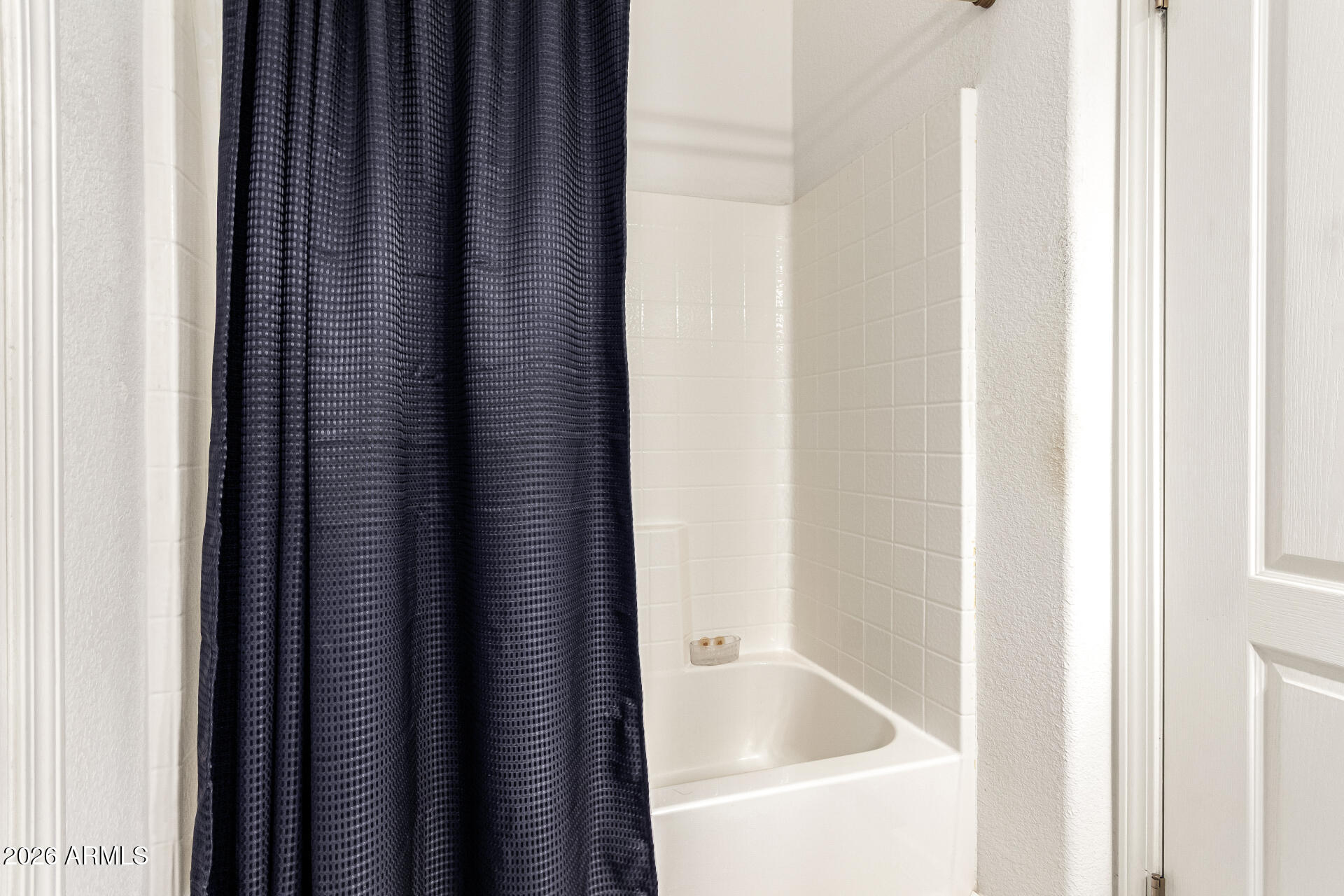 201 South Greenfield Road, Unit 90 Mesa, AZ 85206 - Photo 25 of 32 a bathroom with bathtub and shower