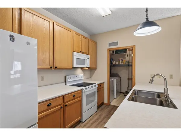 $1,900 | 8983 Sawgrass Glen, Maple Grove, MN 55311