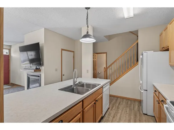 $1,900 | 8983 Sawgrass Glen, Maple Grove, MN 55311