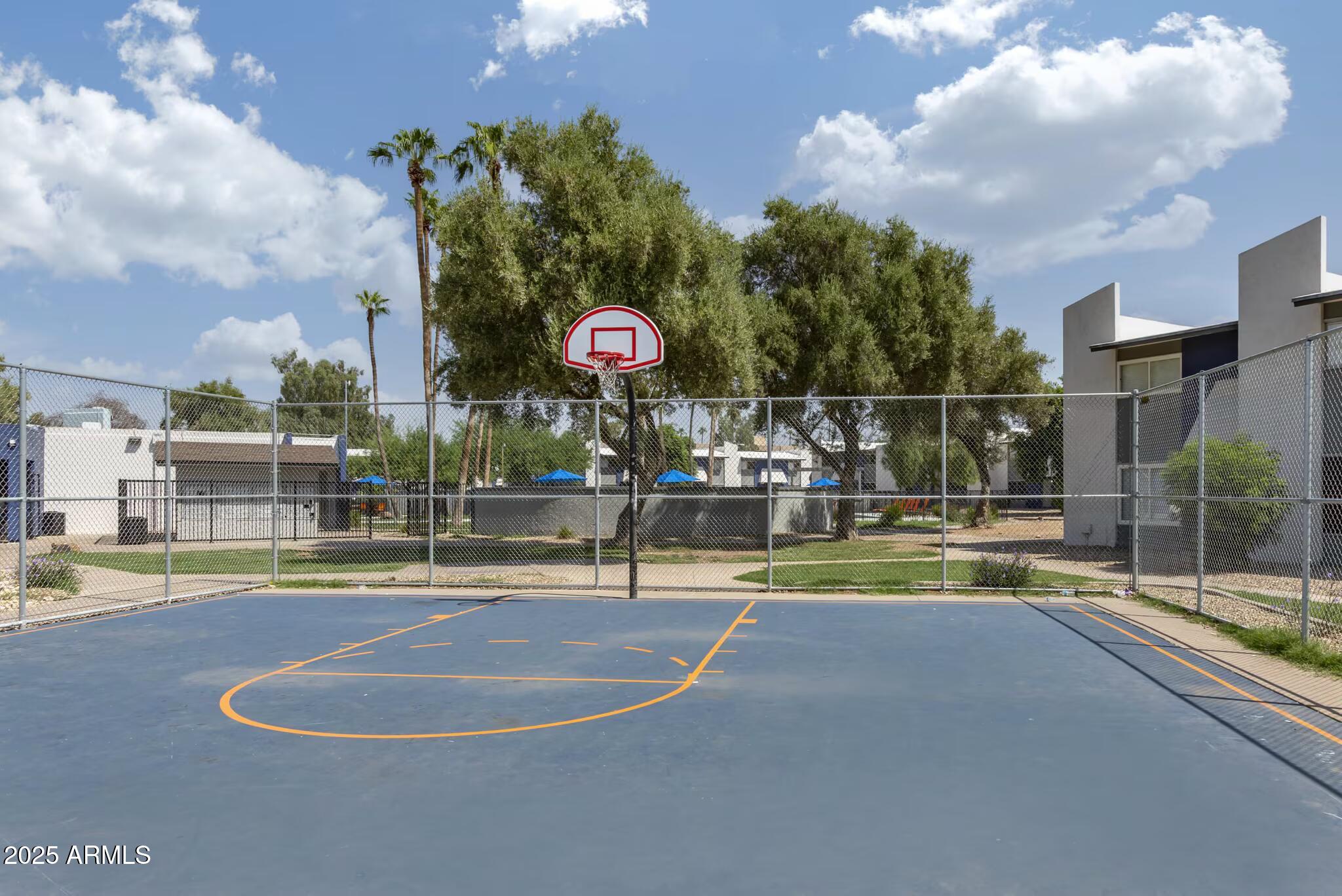 2627 North 45th Avenue, Unit 2C Phoenix, AZ 85035 - Photo 14 of 29 a view of a basket ball ground