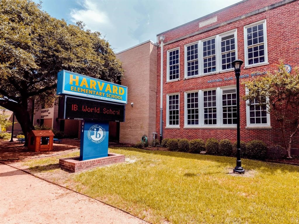 706 Allston Street, Unit B Houston, TX 77007 - Photo 28 of 33 a front view of a house with swimming pool