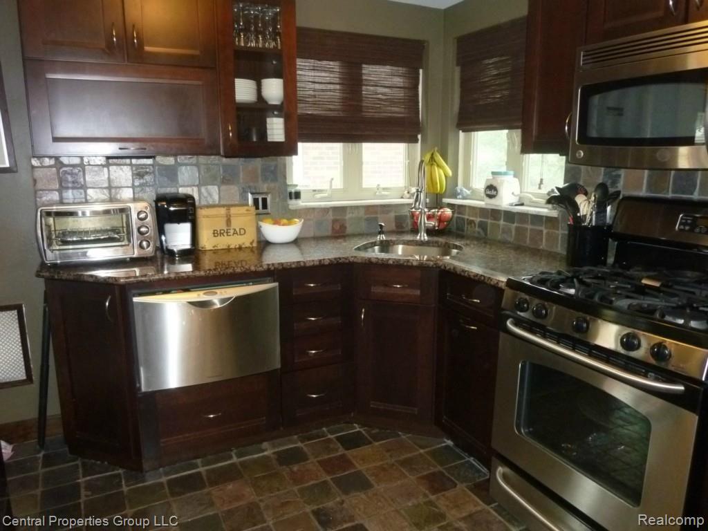 79 Maplefield Road Pleasant Ridge, MI 48069 - Photo 7 of 41
