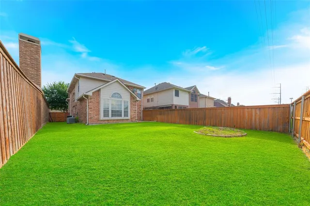 a view of a house with backyard and garden