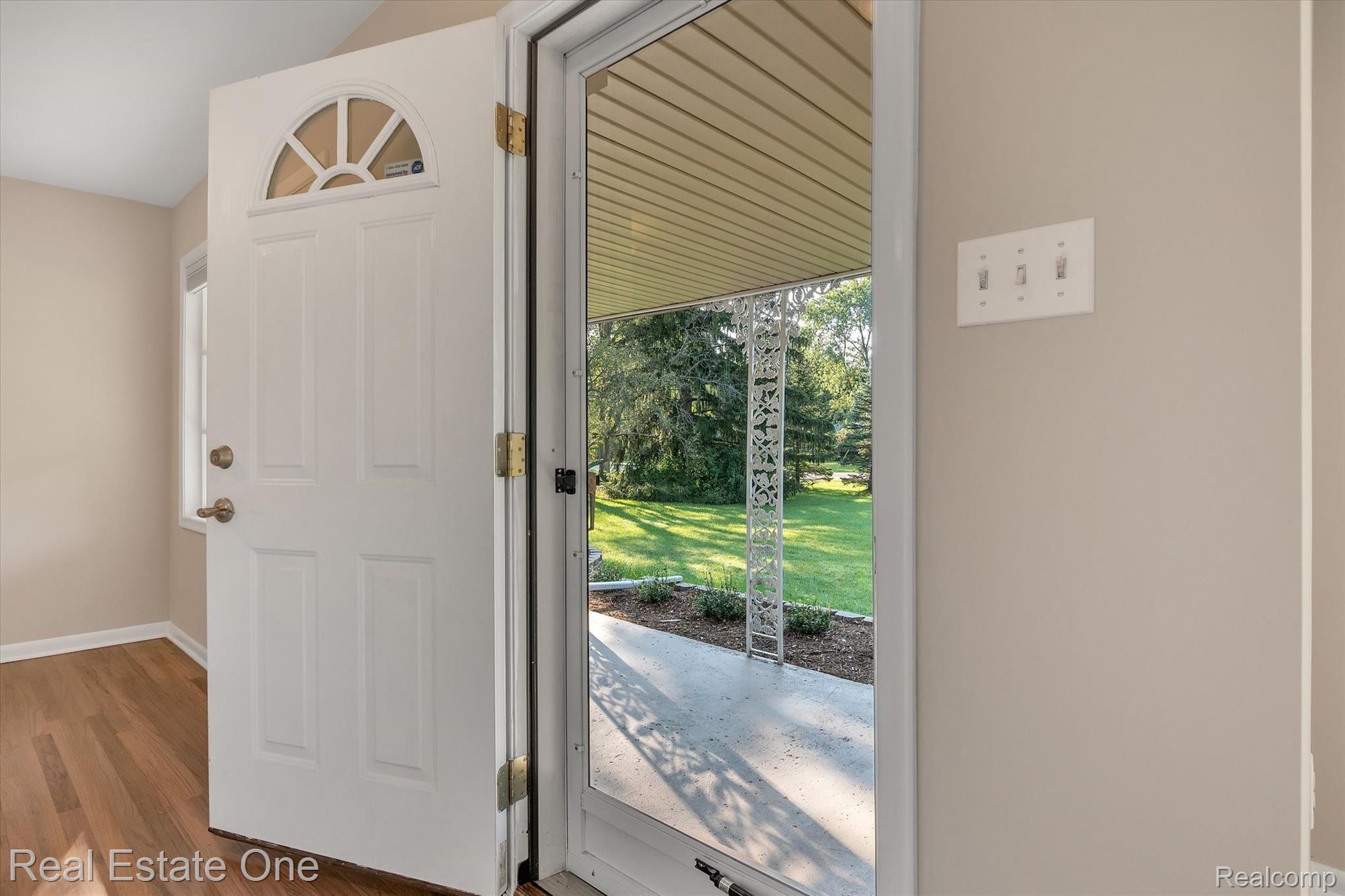 900 Francis Street Rochester, MI 48307 - Photo 8 of 39 06-900 Francis St-Windowstill-Real-Estate-Photography-5.jpg