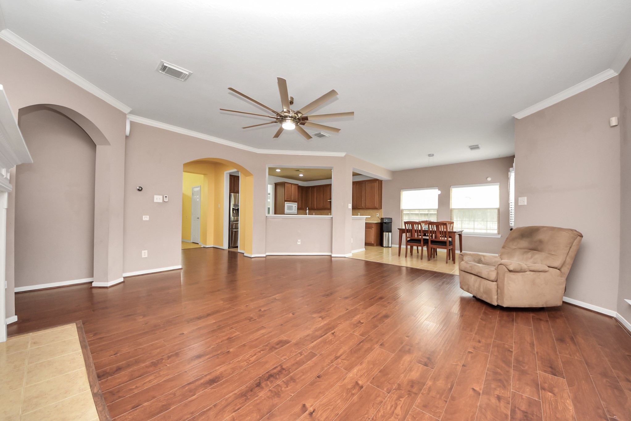 14103 Imperial Wood Lane Rosharon, TX 77583 - Photo 8 of 36 Open living room and kitchen layout with generous space