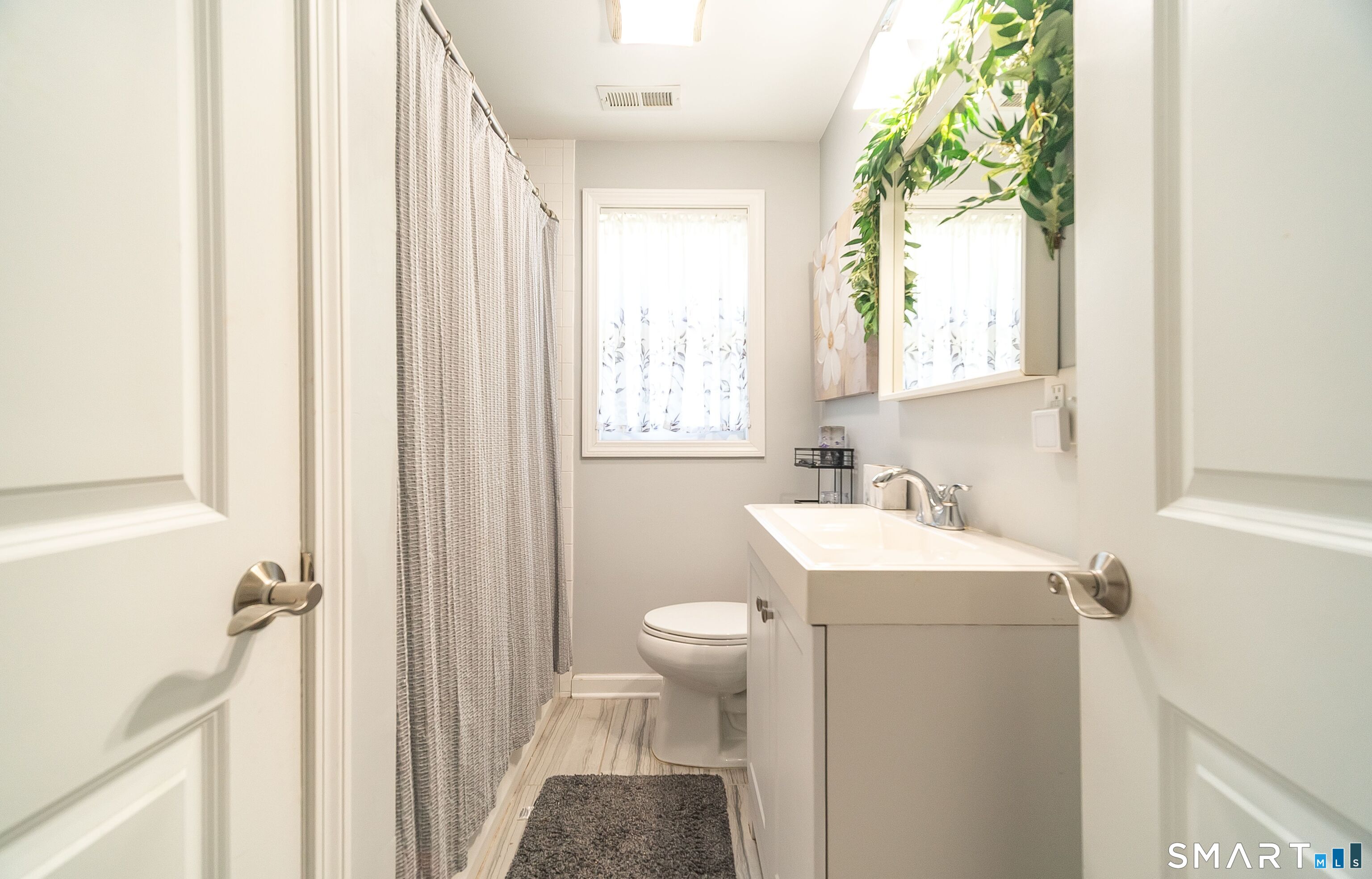 1364 Ridge Road North Haven, CT 06473 - Photo 26 of 40 Upper Level Hallway Full Bathroom