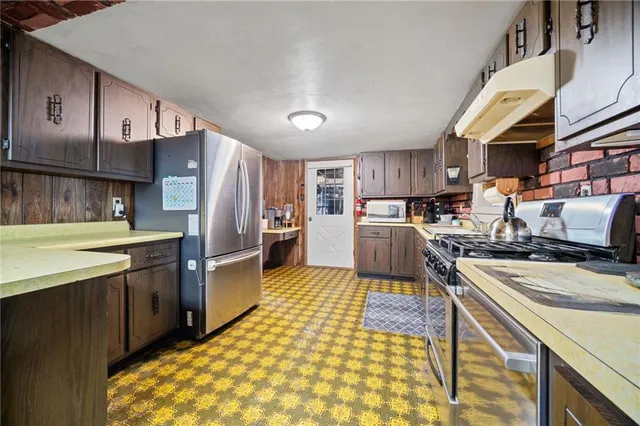 a view of entryway with furniture