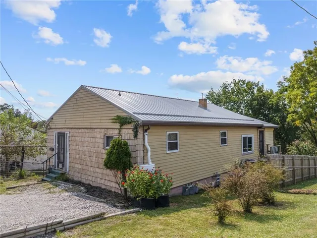 a view of a house with a yard
