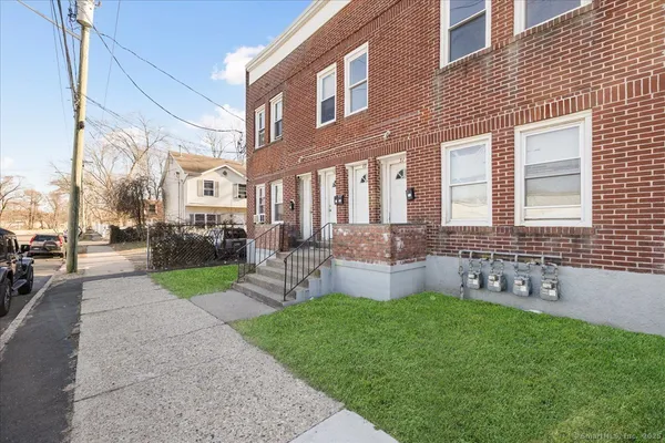 a view of a house with a yard