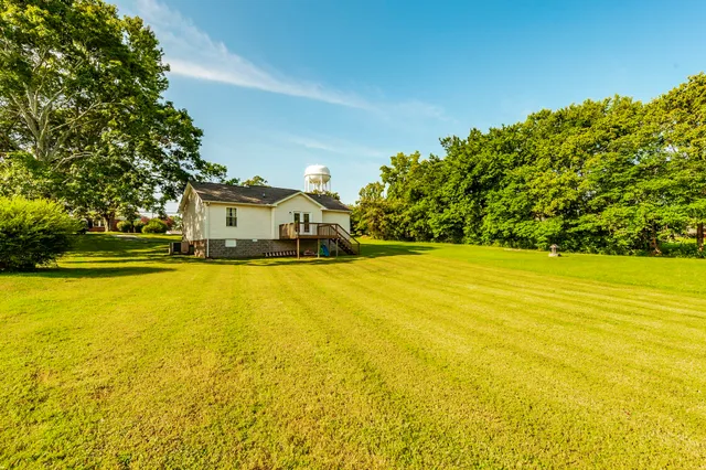 a view of a house with backyard