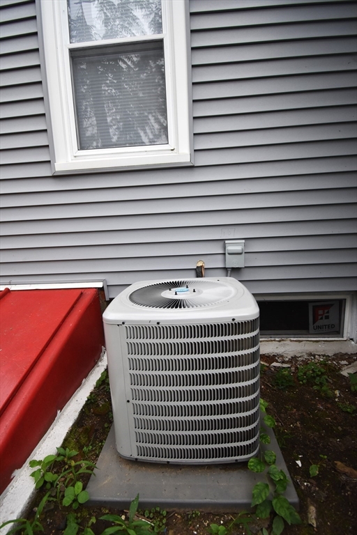 34 Collins Street Springfield, MA 01109 - Photo 8 of 35