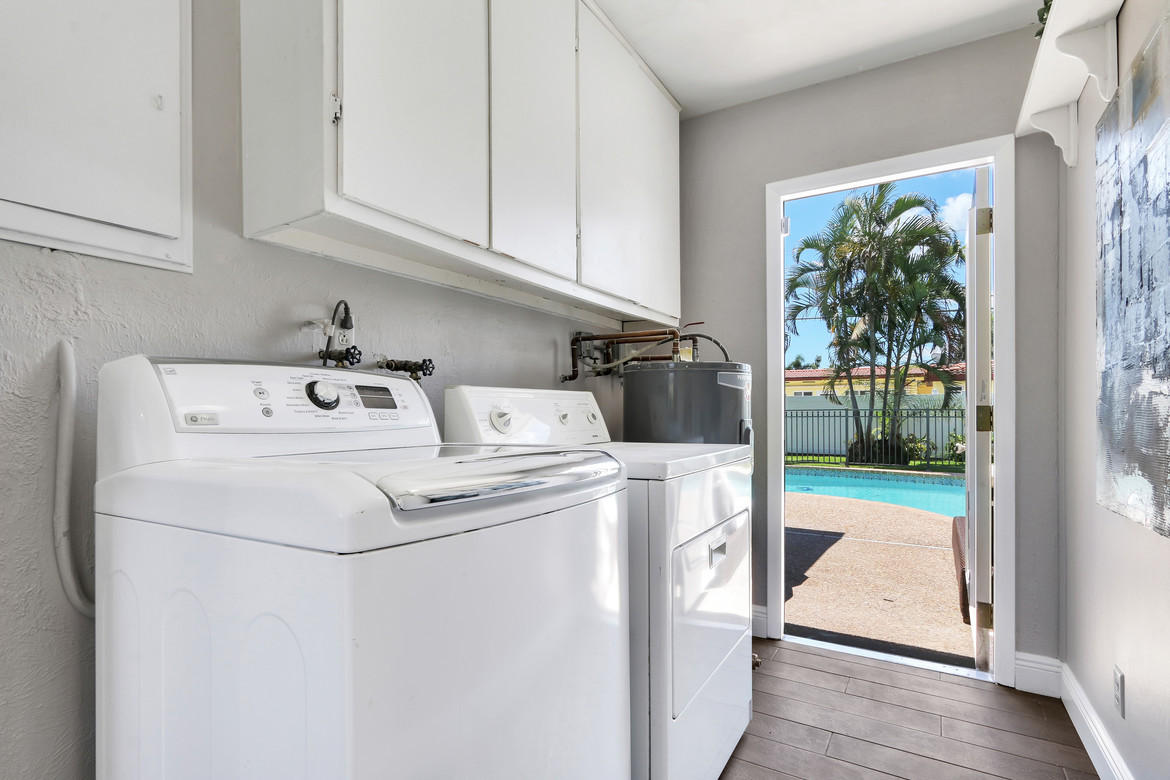 1290 Southwest 4th Street Boca Raton, FL 33486 - Photo 17 of 20 laundry room