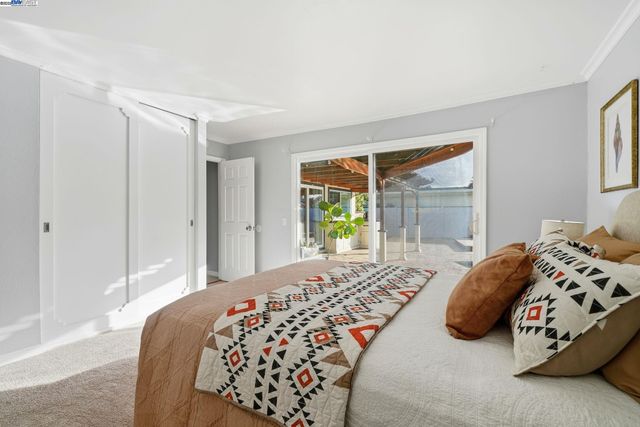 a view of empty room with window