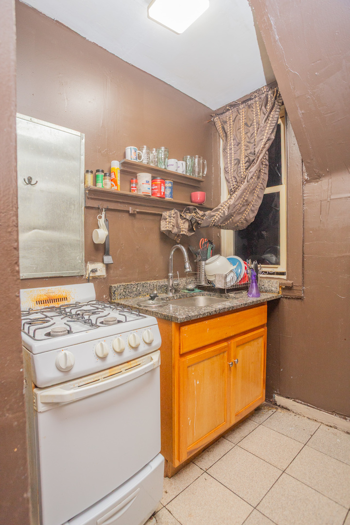 6049 South Champlain Avenue Chicago, IL 60637 - Photo 13 of 46 a utility room with washer and dryer