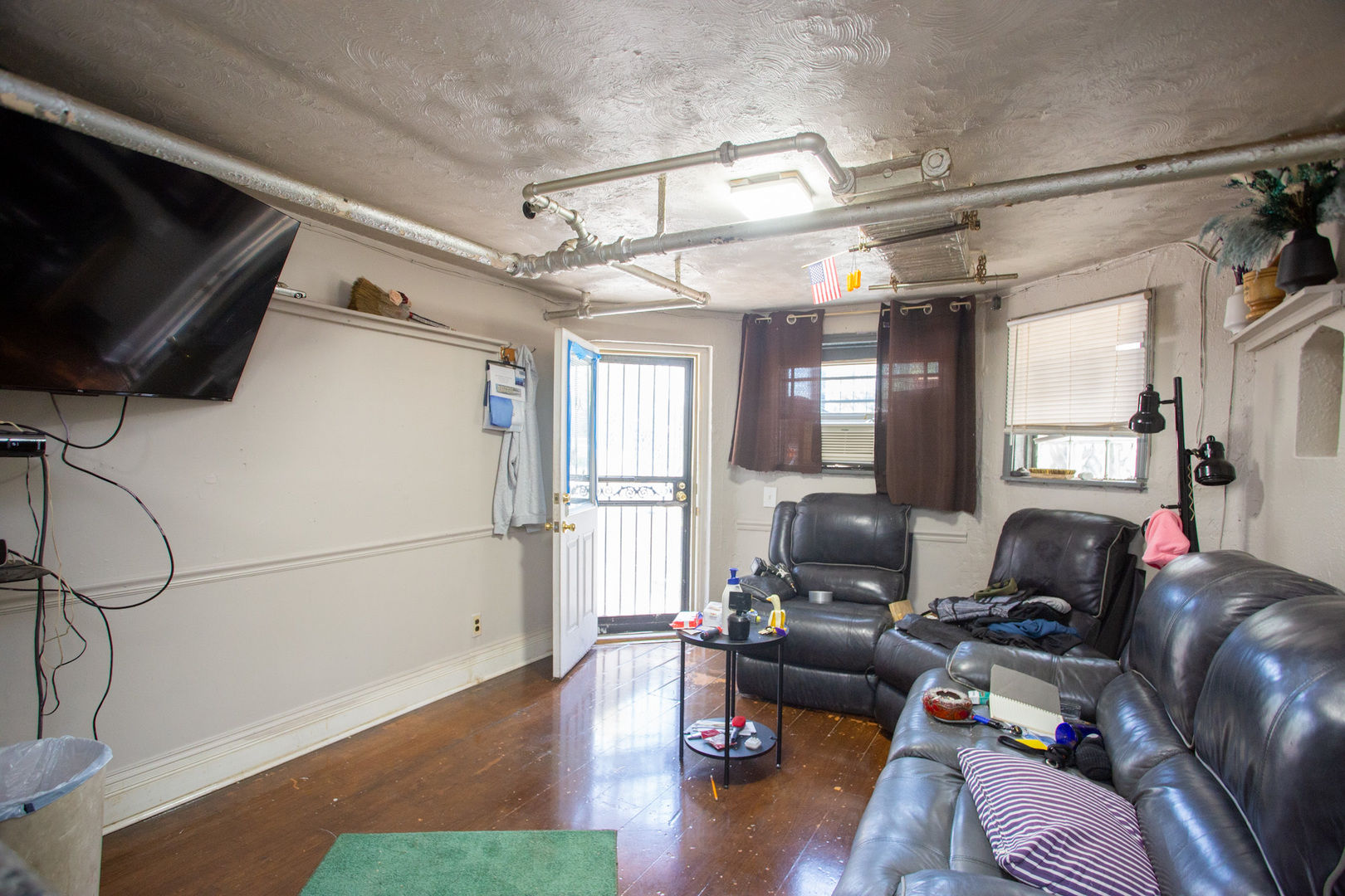 6049 South Champlain Avenue Chicago, IL 60637 - Photo 33 of 46 a living room with furniture and a flat screen tv