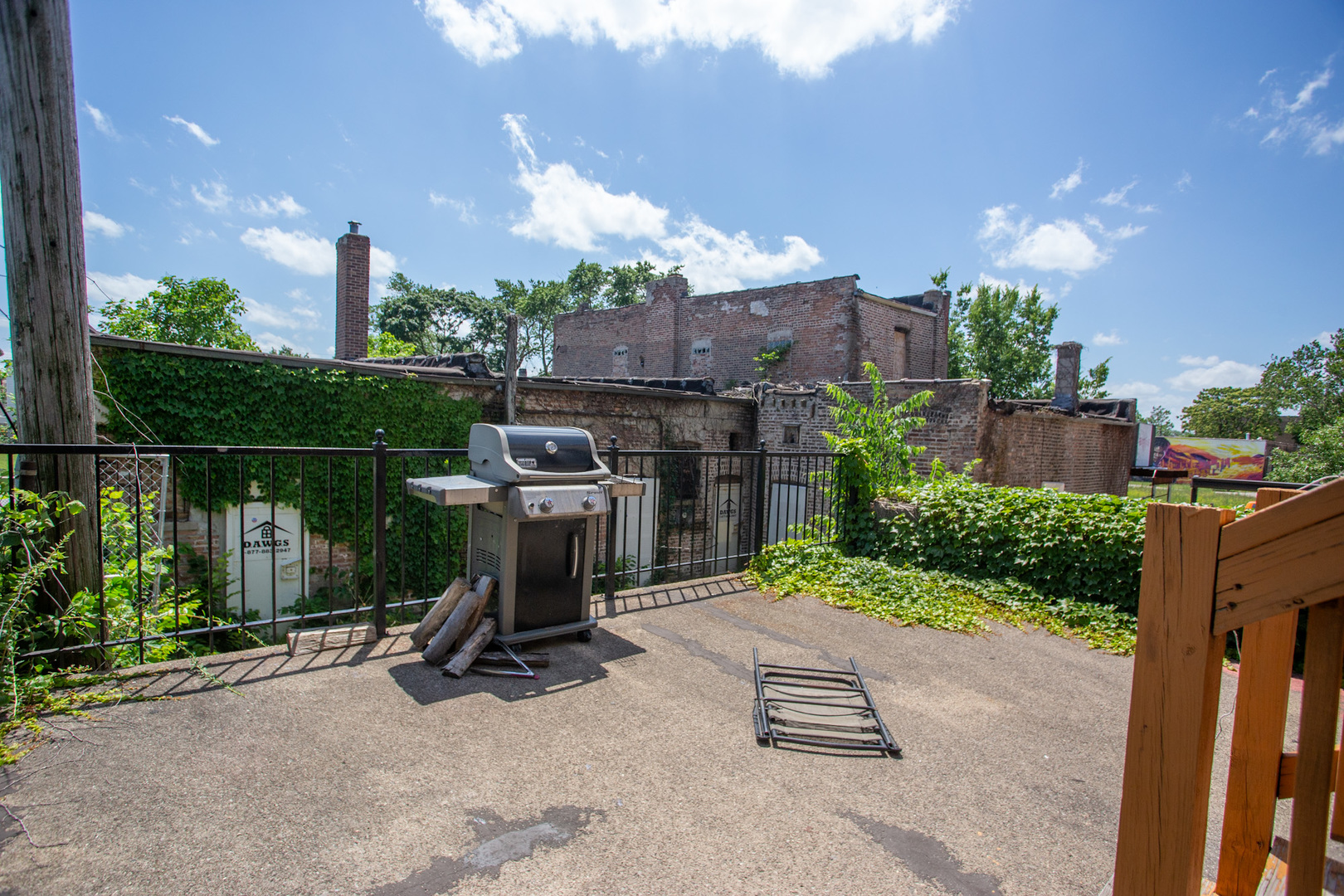 6049 South Champlain Avenue Chicago, IL 60637 - Photo 39 of 46 a view of a chair and table in the patio