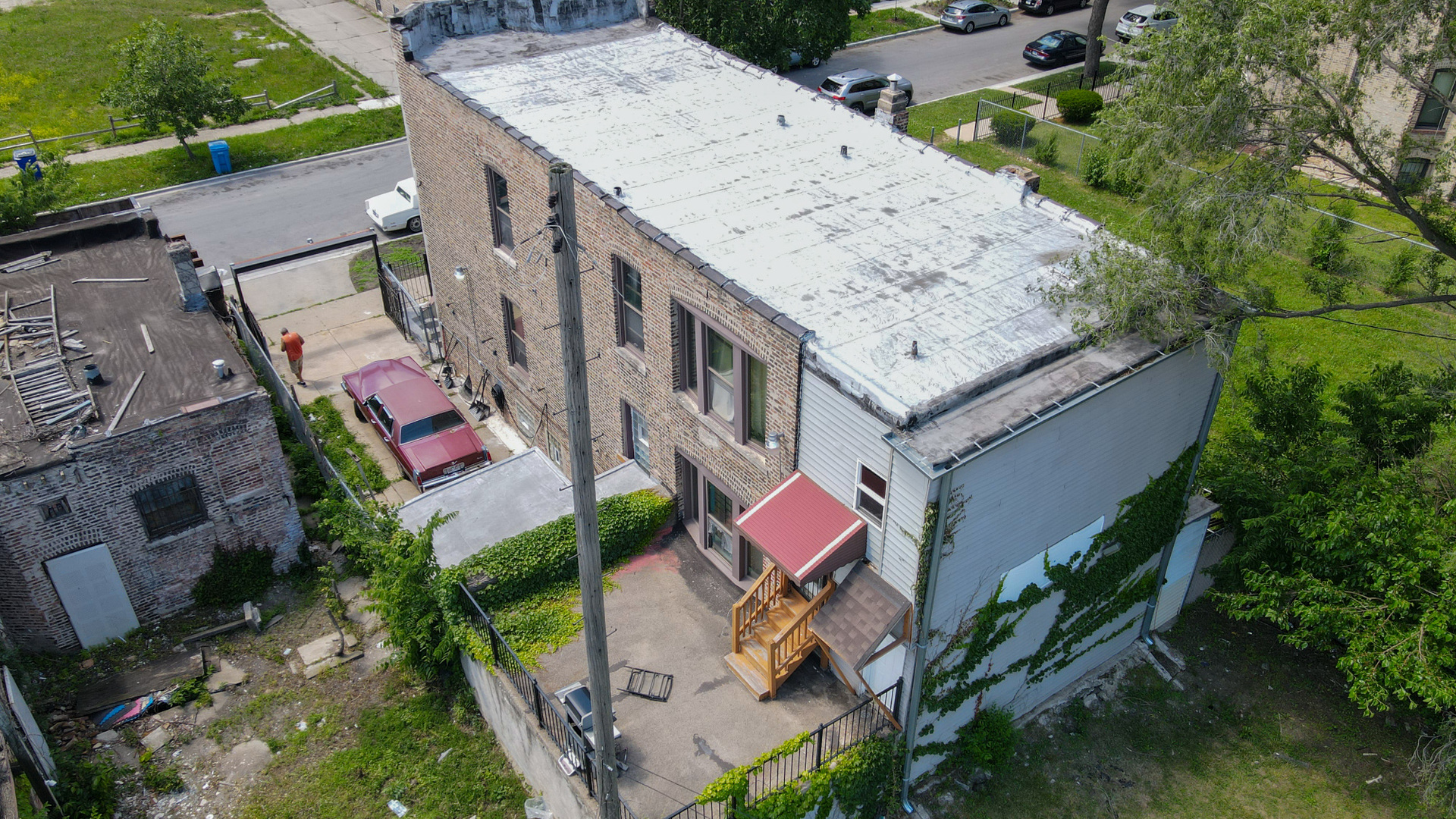 6049 South Champlain Avenue Chicago, IL 60637 - Photo 44 of 46 an aerial view of a house with a yard and potted plants