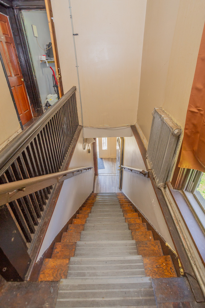 6049 South Champlain Avenue Chicago, IL 60637 - Photo 7 of 46 a view of an entryway