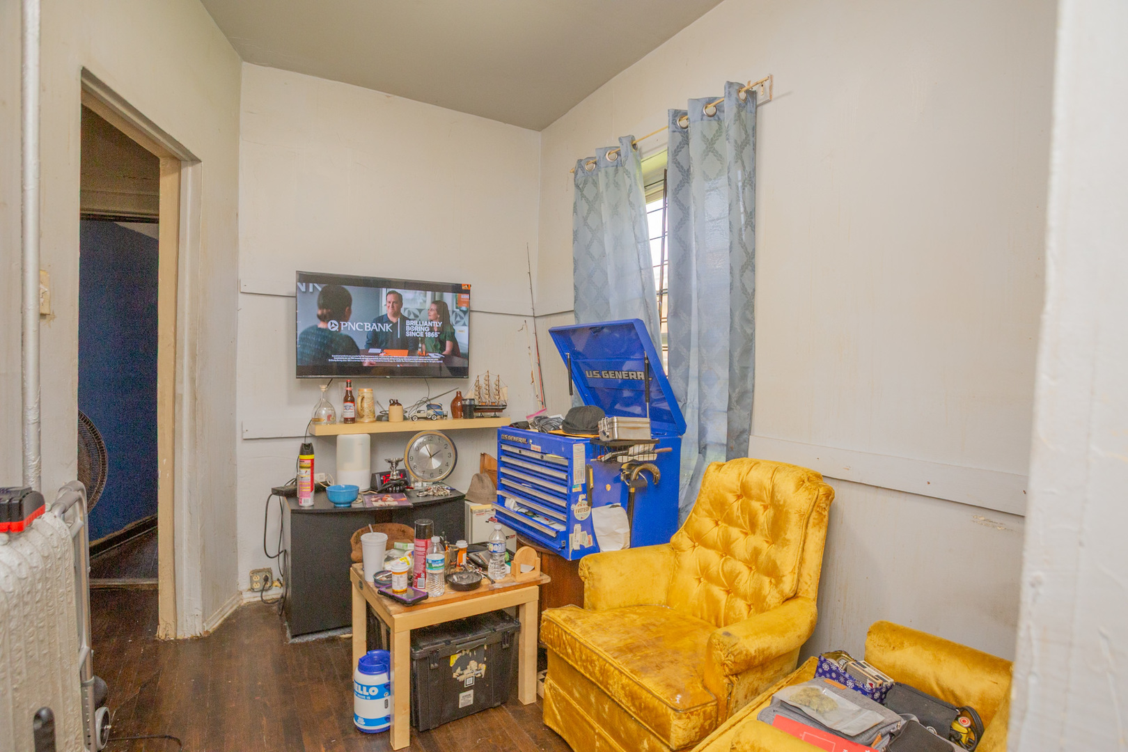 6049 South Champlain Avenue Chicago, IL 60637 - Photo 8 of 46 a living room with furniture and a flat screen tv