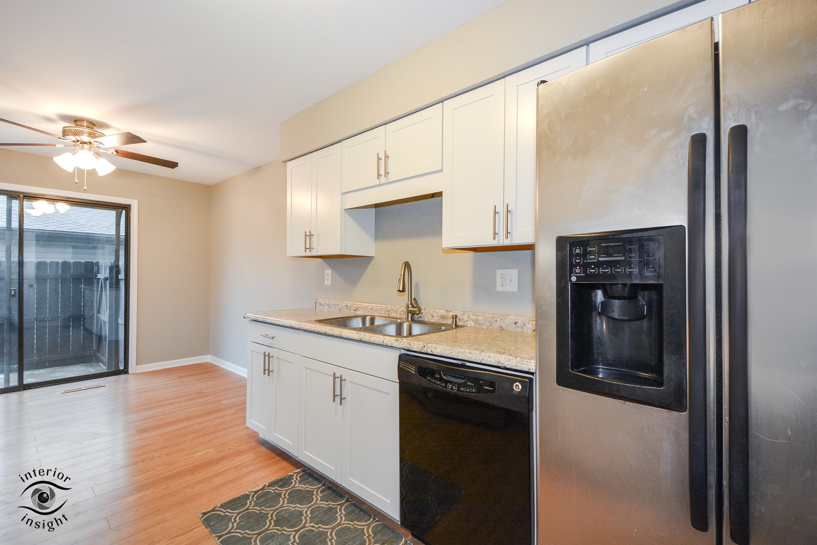 266 Circlegate Road New Lenox, IL 60451 - Photo 11 of 25 a kitchen with a sink stove and refrigerator
