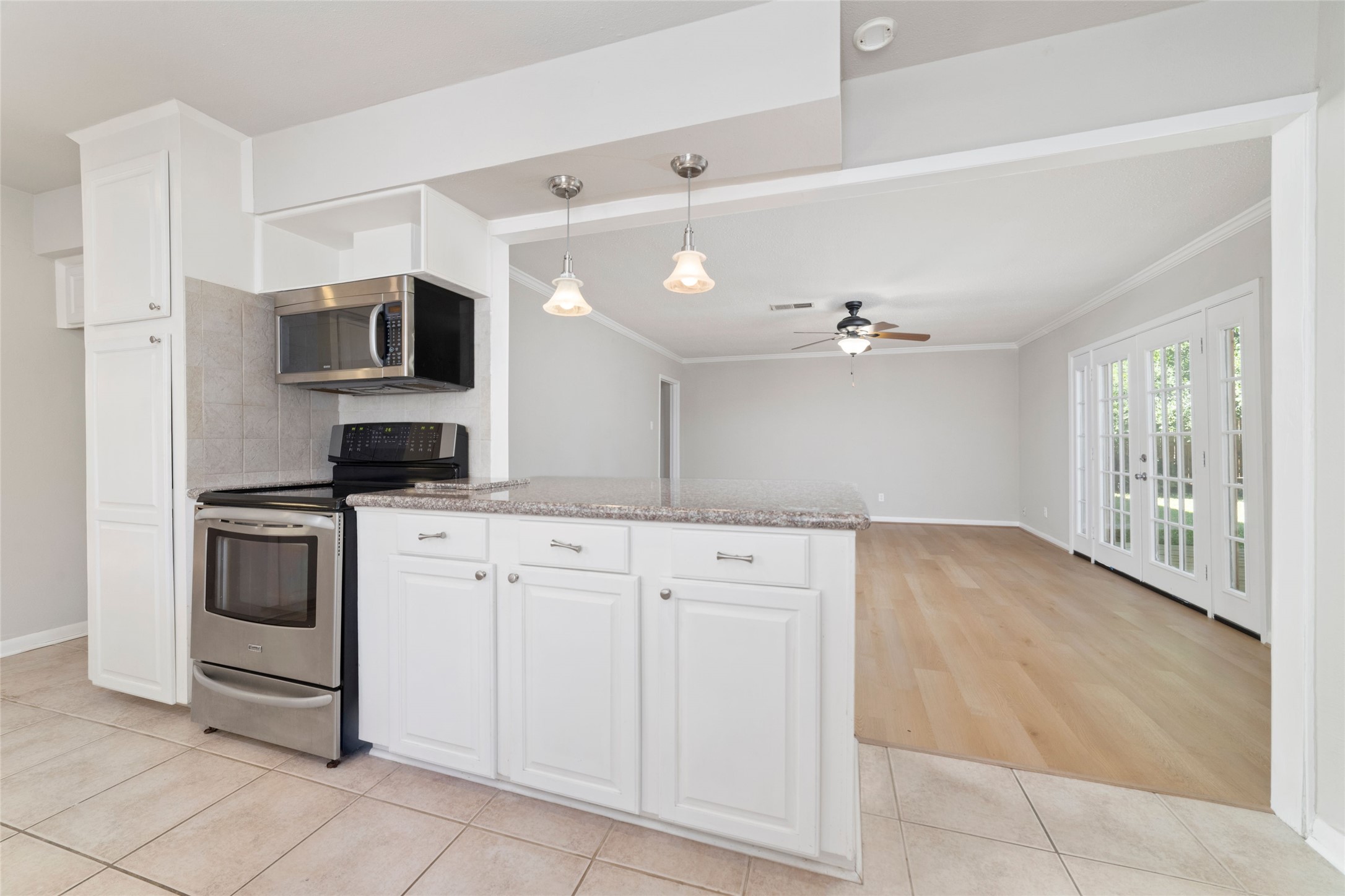 11426 Endicott Lane Houston, TX 77035 - Photo 14 of 40 Room to cook, gather, and still have space to breathe. Great access to den and formal dining.