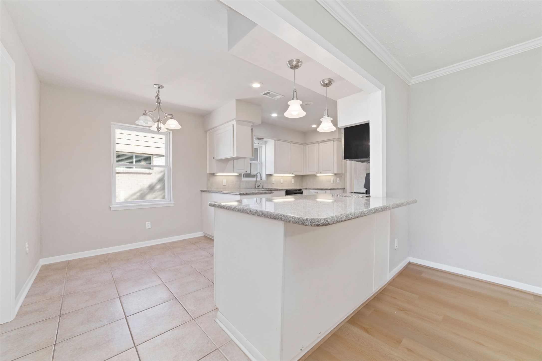 11426 Endicott Lane Houston, TX 77035 - Photo 18 of 40 Spacious breakfast room that is connected to the kitchen and adjacent to the rear utility room.