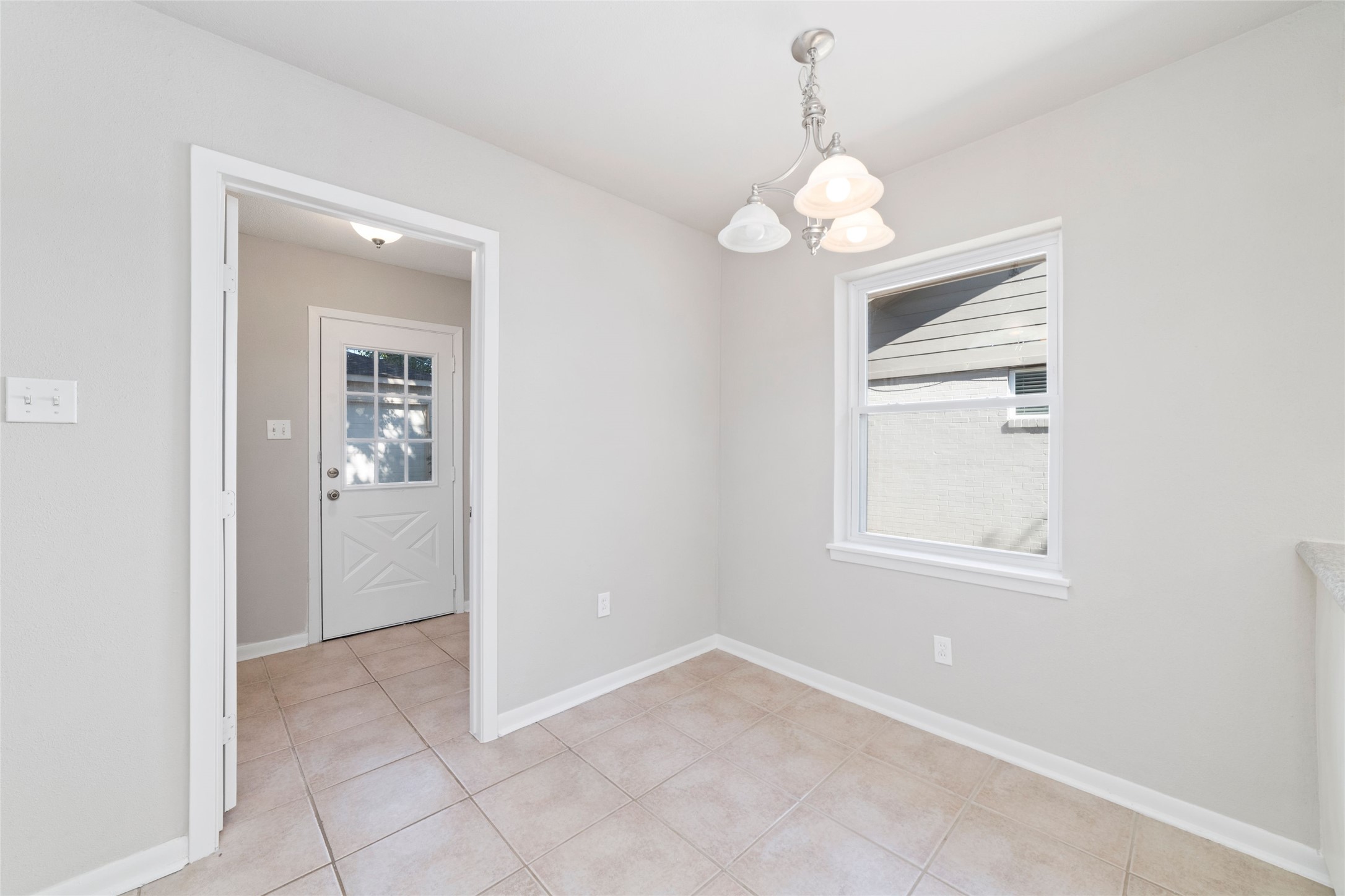 11426 Endicott Lane Houston, TX 77035 - Photo 19 of 40 Access from the breakfast room into the laundry, with full size washer/dryer connections.
