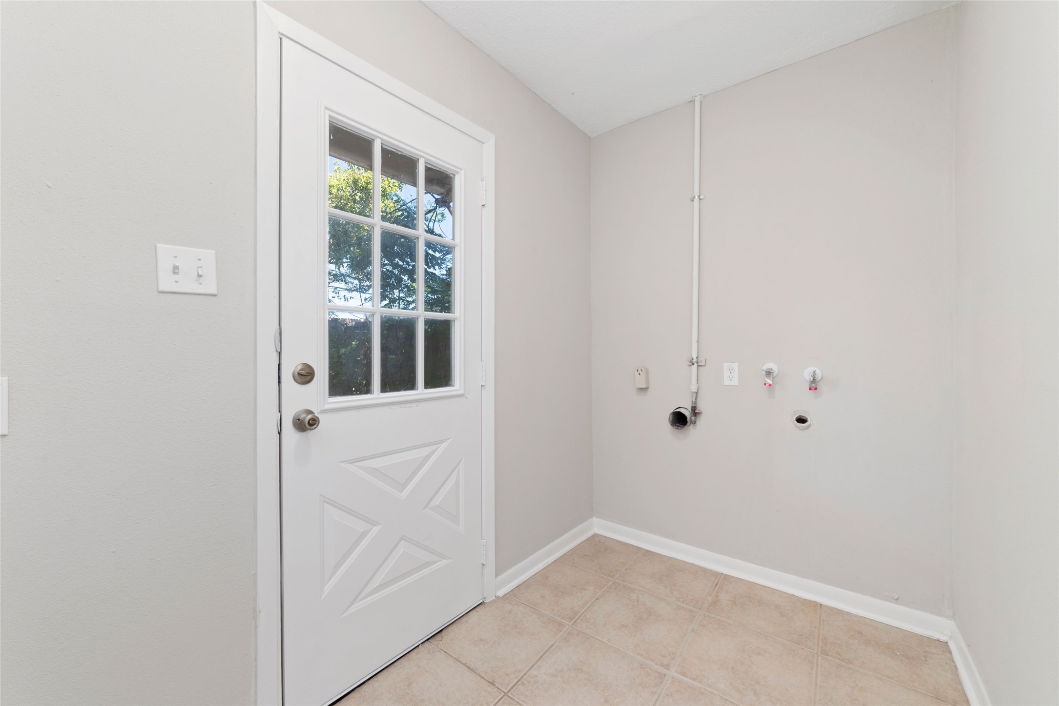 11426 Endicott Lane Houston, TX 77035 - Photo 20 of 40 The utility room would work nicely as a mud room also as it has a door to the back driveway area and detached garage.