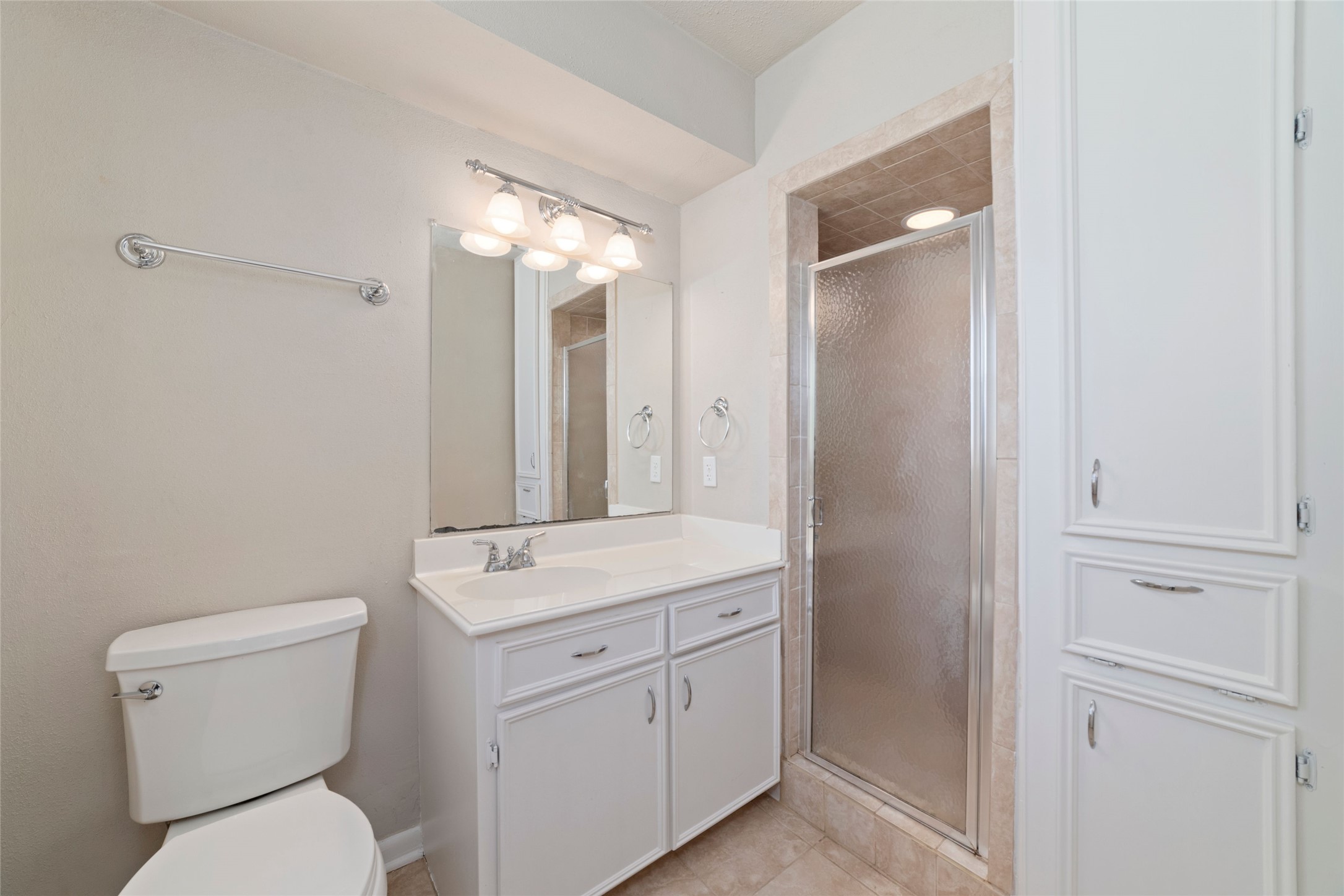 11426 Endicott Lane Houston, TX 77035 - Photo 26 of 40 Primary suite with privacy, a clean updated bath, and great closet space.