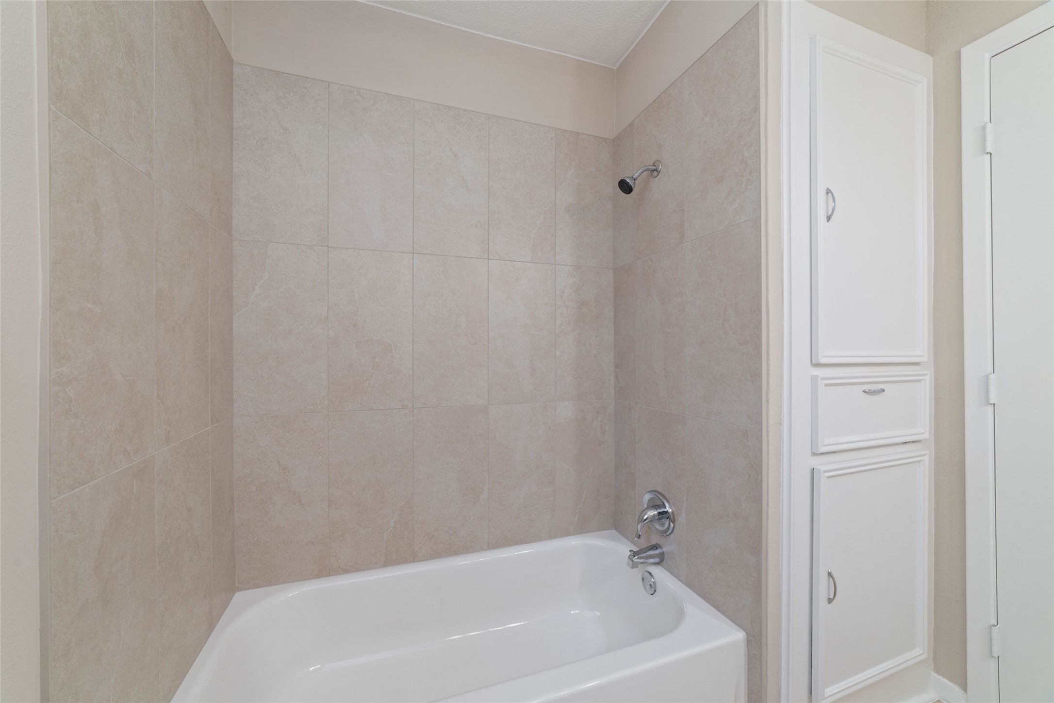 11426 Endicott Lane Houston, TX 77035 - Photo 31 of 40 View of the hall bath tub/shower with towel storage closet.