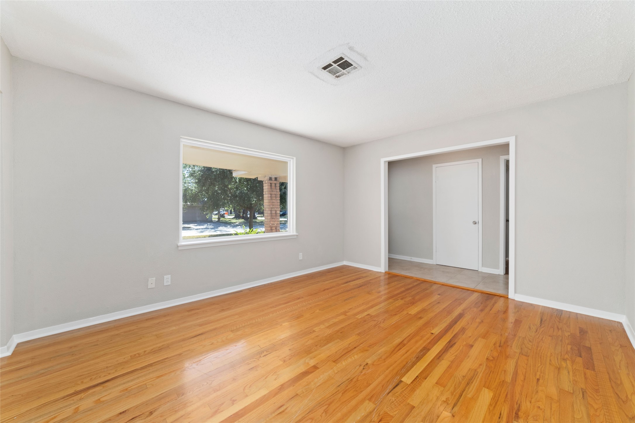 11426 Endicott Lane Houston, TX 77035 - Photo 9 of 40 View of the formal living room adjacent to the foyer space.