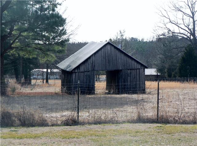 219 Summitville Road Manchester, TN 37355 - Photo 4 of 13 Large barn with some fencing.