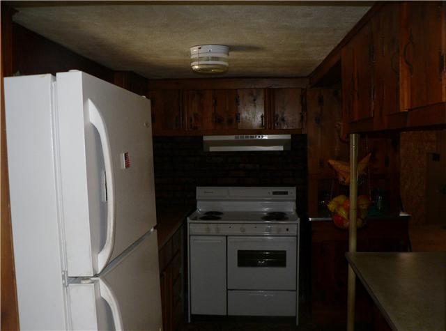 219 Summitville Road Manchester, TN 37355 - Photo 5 of 13 Kitchen with electric stove/oven and refrigerator. Both of these items remain with the home.